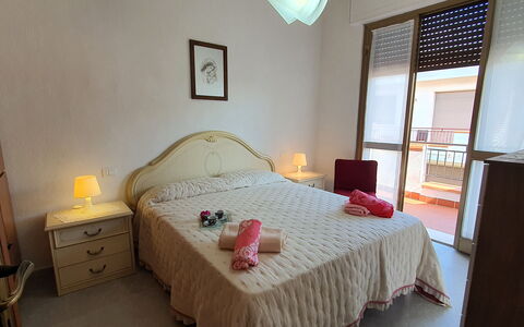 La Butterfly: Mueble, Edificio, Ventana, Comodidad, Madera, Textil, Diseño De Interiores, Encendiendo, Marco De La Cama, Suelo