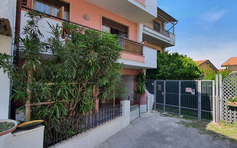 La Butterfly: Planta, Edificio, Ventana, Diseño Urbano, Barrio, Cerca, Barrio Residencial, Fachada, Bienes Raíces, Condominio