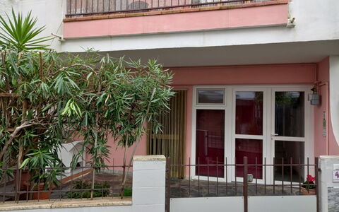 La Butterfly: Puerta, Barrio Residencial, Casa, Balcón, Hormigón, Inicio De La Puerta, Porche, Yeso, Planta De Casa, Cerca