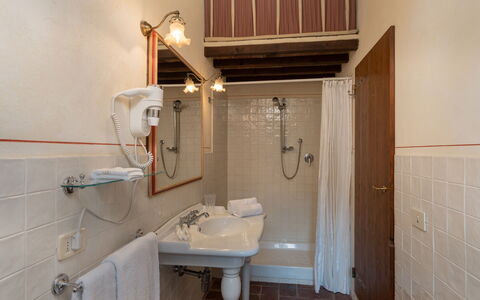 Locanda Di Alberi Without Kitchen: Grifo, Arreglo De Tubería, Espejo, Lavabo Del Baño, Propiedad, Lavabo, Baño, Diseño De Interiores, Púrpura, Madera