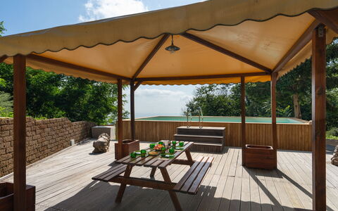 Casa Serra: Mueble, Propiedad, Mesa, Planta, Edificio, Sombra, Madera, Mueble Para Exteriores, Nube, Árbol