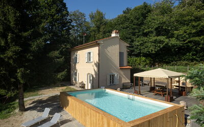 Casa Serra: Planta, Propiedad, Edificio, Ventana, Piscina, Cielo, Árbol, Silla, Mueble Para Exteriores, Madera