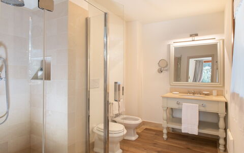 Villa La Pineta: Arreglo De Tubería, Espejo, Edificio, Propiedad, Grifo, Baño, Púrpura, Diseño De Interiores, Lavabo Del Baño, Lavabo