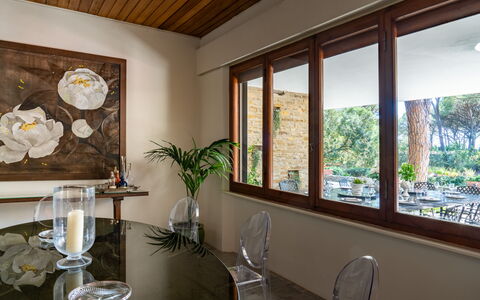 Villa La Pineta: Planta, Edificio, Propiedad, Ventana, Maceta, Marco, Planta De Casa, Diseño De Interiores, Madera, Sala