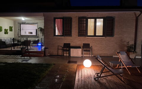 Villa Castelnuovo: Propiedad, Ventana, Arquitectura, Diseño De Interiores, Madera, Superficie De La Carretera, Edificio, Barrio Residencial, Sombra, Cielo