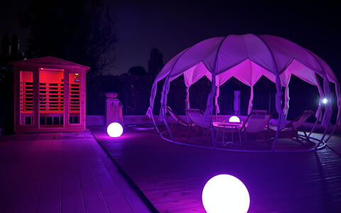 Villa Castelnuovo: Púrpura, Cielo, Mundo, Violeta, Magenta, Punto De Referencia, Edificio, Tintes Y Sombras, Divertido, Simetría