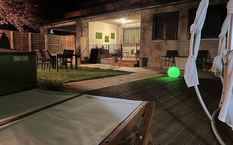 Villa Castelnuovo: Propiedad, Edificio, Diseño De Interiores, Arquitectura, Casa, Madera, Hierba, Suelo, Planta, Bienes Raíces