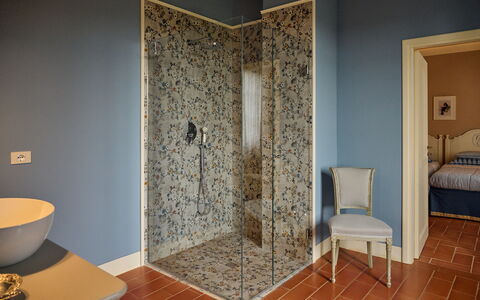 Villa Marliana: Pared, Piso, Diseño De Interiores, Arreglo De Tubería, Suelo, Marrón, Plomería, Baño, Loseta, Vaso