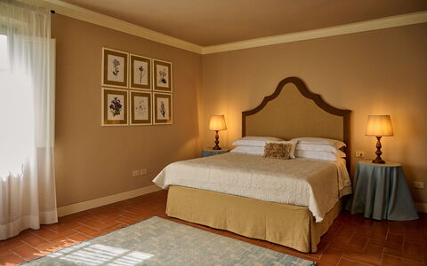 Villa Marliana: Mueble, Cama, Diseño De Interiores, Habitación, Pared, Suelo, Lecho, Piso, Sábana, Habitación