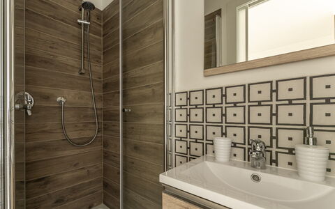 Casa Di Luca, Pool, Castelnuovo Berardenga: Arreglo De Tubería, Lavabo, Grifo, Baño, Edificio, Encendiendo, Arquitectura, Diseño De Interiores, Pared