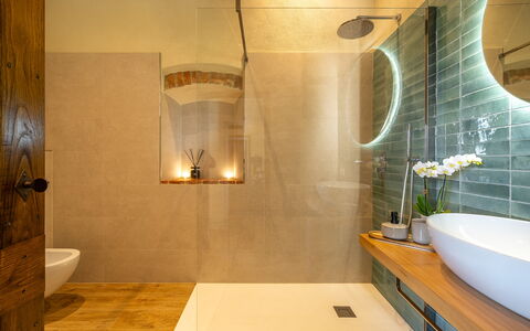 Monticchiello Apartment With Garden, Wifi, Pienza,: Diseño De Interiores, Baño, Piso, Pared, Arreglo De Tubería, Suelo, Encendiendo, Espejo, Lámpara, Grifo