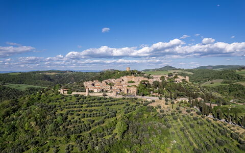 Monticchiello Apartment With Garden, Wifi, Pienza,: Nube, Cielo, Planta, Planta De La Comunidad, Paisaje Natural, Montaña, El Terreno Del Lote, Edificio, Cúmulo, Hierba