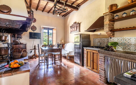 Monticchiello Apartment With Garden, Wifi, Pienza,: Mesa, Mueble, Propiedad, Gabinetes, Madera, Cocina, Diseño De Interiores, Mostrador, Marco, Sala