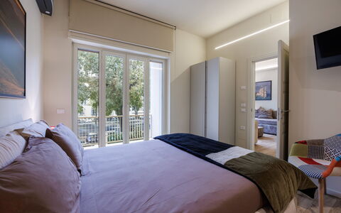 Betty Florence Charming Modern Apartment Near Piaz: Mueble, Propiedad, Edificio, Comodidad, Azur, Madera, Textil, Marco De La Cama, Sombra, Diseño De Interiores