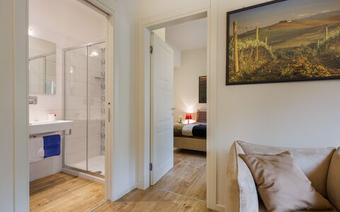 Betty Florence Charming Modern Apartment Near Piaz: Espejo, Propiedad, Mueble, Edificio, Mueble De Baño, Madera, Baño, Comodidad, Arreglo De Tubería, Diseño De Interiores