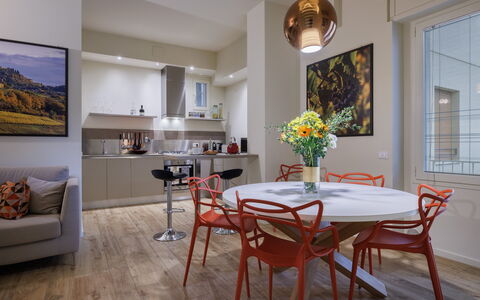 Betty Florence Charming Modern Apartment Near Piaz: Mesa, Mueble, Propiedad, Marco, Ventana, Silla, Madera, Diseño De Interiores, Encendiendo, Naranja