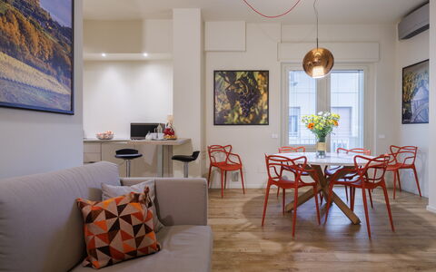 Betty Florence Charming Modern Apartment Near Piaz: Mesa, Marco, Mueble, Propiedad, Ventana, Sofá, Madera, Diseño De Interiores, Naranja, Piso