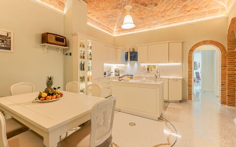 Charming Apartment Cartoni - Città Della Pieve, Um: Mueble, Mesa, Edificio, Silla, Encendiendo, Marco, Diseño De Interiores, Suelo, Piso, Cajón