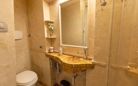 Charming Apartment Cartoni - Città Della Pieve, Um: Espejo, Grifo, Arreglo De Tubería, Lavabo Del Baño, Lavabo, Planta, Edificio, Baño, Suelo, Plomería