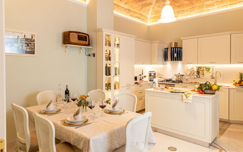 Charming Apartment Cartoni - Città Della Pieve, Um: Mueble, Mesa, Propiedad, Gabinetes, Silla, Diseño De Interiores, Encendiendo, Mostrador, Suelo, Vajilla