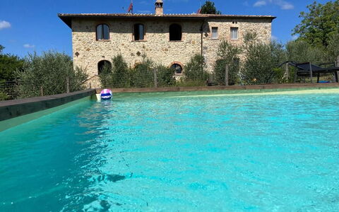 Lina - Podere Ribatti - Casole D'elsa, Toscana: Agua, Edificio, Cielo, Planta, Piscina, Naturaleza, Árbol, Ocio, Casa, Nube