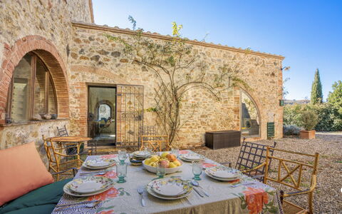 Lina - Podere Ribatti - Casole D'elsa, Toscana: Mesa, Cielo, Vajilla, Propiedad, Mueble, Vajilla, Planta, Azur, Plato, Manteles