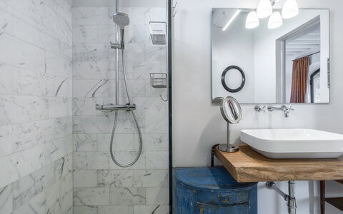 Lina - Podere Ribatti - Casole D'elsa, Toscana: Espejo, Grifo, Arreglo De Tubería, Lavabo, Propiedad, Baño, Lavabo Del Baño, Alcachofa De La Ducha, Diseño De Interiores