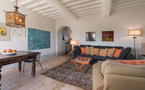 Lina - Podere Ribatti - Casole D'elsa, Toscana: Mesa, Marco, Mueble, Madera, Encendiendo, Edificio, Diseño De Interiores, Arquitectura, Piso, Suelo