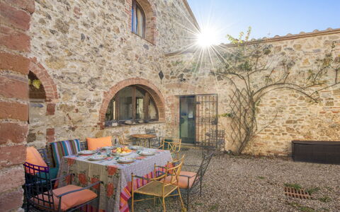 Alice - Podere Ribatti - Casole D'elsa, Toscana: Mesa, Propiedad, Cielo, Mueble, Ventana, Edificio, Silla, Diseño De Interiores, Planta, Mesa Al Aire Libre