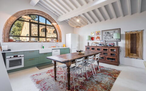 Alice - Podere Ribatti - Casole D'elsa, Toscana: Mueble, Propiedad, Mesa, Gabinetes, Mostrador, Madera, Edificio, Cocina, Cajón, Silla