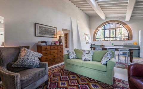 Alice - Podere Ribatti - Casole D'elsa, Toscana: Mueble, Marco, Propiedad, Sofá, Ventana, Diseño De Interiores, Edificio, Suelo, Pared, Sala