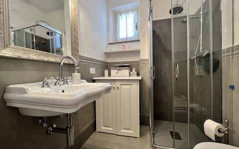 Casa Ada e Sabo: Espejo, Grifo, Arreglo De Tubería, Lavabo, Lavabo Del Baño, Propiedad, Baño, Púrpura, Edificio, Diseño De Interiores