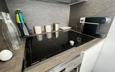 Casa Ada e Sabo: Gabinetes, Propiedad, Mostrador, Grifo, Diseño De Interiores, Cocina, Estantería, Piso, Gas, Cajón