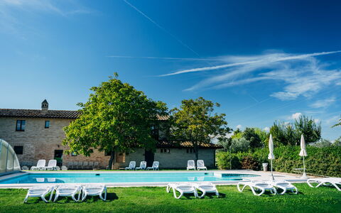 Villa Assisi: Cielo, Nube, Planta, Árbol, Mueble Para Exteriores, Sombra, Silla, Hierba, Paisaje Natural, Edificio