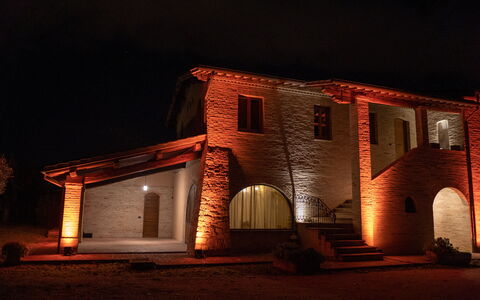 Villa Assisi: Propiedad, Ventana, Planta, Edificio, Cielo, Casa, Puerta, Fachada, Medianoche