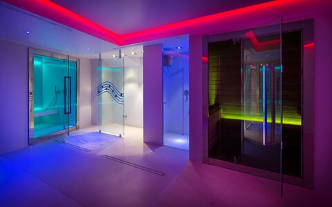 Villa Assisi: Edificio, Púrpura, Puerta, Casa, Diseño De Interiores, Arquitectura, Violeta, Ventana, Piso