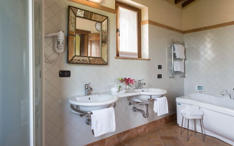 Villa Assisi: Espejo, Grifo, Lavabo, Arreglo De Tubería, Propiedad, Lavabo Del Baño, Edificio, Bañera, Baño, Púrpura