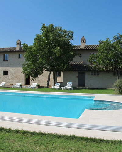 Villa Assisi: Cielo, Agua, Planta, Edificio, Árbol, Sombra, Hierba, Rectángulo, Ocio, Material Compuesto