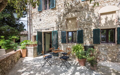 Il Nespolo Charming Apartment Fonterutoli - Siena,: Planta, Edificio, Ventana, Maceta, Mesa, Cabaña, Silla, Puerta, Barrio, Árbol