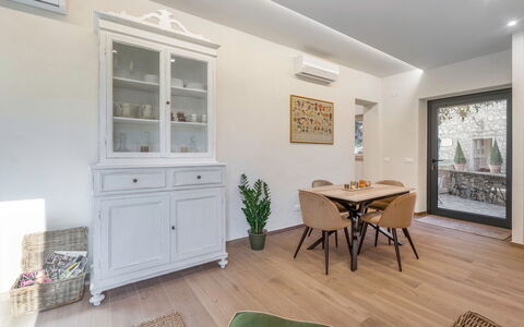 Il Nespolo Charming Apartment Fonterutoli - Siena,: Marco, Propiedad, Mueble, Madera, Planta, Edificio, Diseño De Interiores, Mesa, Piso, Planta De Casa