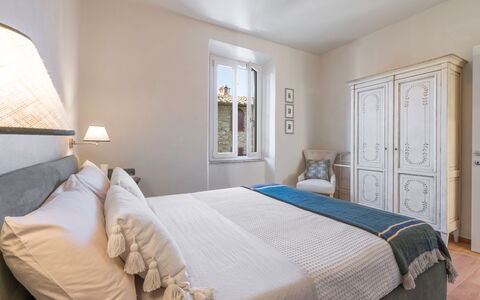 Il Nespolo Charming Apartment Fonterutoli - Siena,: Mueble, Propiedad, Comodidad, Edificio, Azur, Madera, Puerta, Marco De La Cama, Textil, Diseño De Interiores