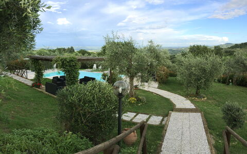 Villa Le Ripe - Gambassi Terme, Toscana: Planta, Nube, Cielo, Planta De La Comunidad, Paisaje Natural, El Terreno Del Lote, Árbol, Arbusto, Paisaje, Cobertura Del Suelo