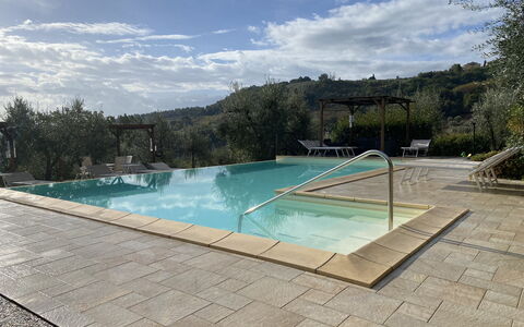 Villa Le Ripe - Gambassi Terme, Toscana: Agua, Nube, Cielo, Los Recursos Hídricos, Piscina, Rectángulo, Mueble Para Exteriores, Árbol, Sombra, Planta