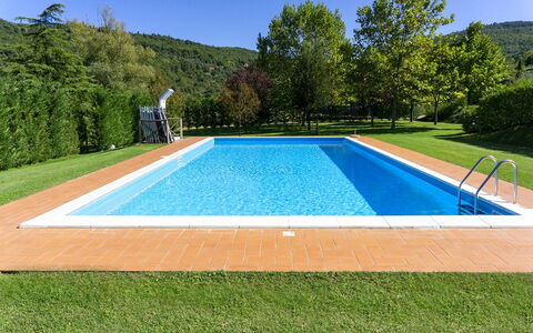Villa Niccone: Planta, Cielo, Verde, Naturaleza, Azur, Rectángulo, Piscina, Árbol, Edificio, Sombra