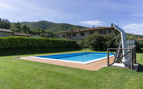 Villa Niccone: Cielo, Planta, Nube, Edificio, Árbol, Piscina, Sombra, Hierba, Rectángulo, Ocio