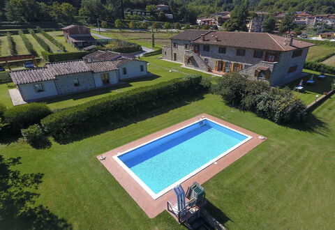 Villa Niccone: Edificio, Propiedad, Planta, El Terreno Del Lote, Piscina, Ventana, Arquitectura, Diseño Urbano, Vegetación, Hierba