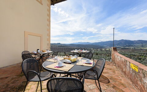 Villa Badiuzza: Mesa, Nube, Cielo, Mueble, Propiedad, Edificio, Silla, Madera, Mesa Al Aire Libre, Mueble Para Exteriores