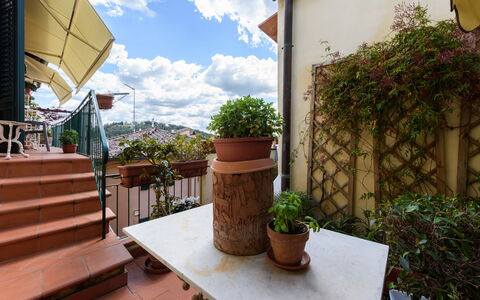 Residenza Del Desco: Planta, Propiedad, Maceta, Edificio, Cielo, Planta De Casa, Nube, Madera, Sombra, Hierba