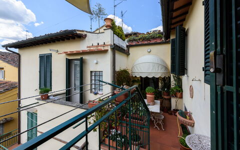 Residenza Del Desco: Planta, Cielo, Ventana, Edificio, Azur, Maceta, Nube, Madera, Planta De Casa, Barrio