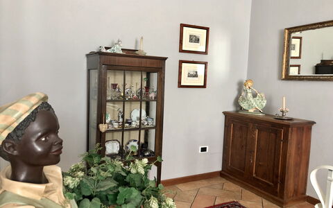 Villa Carsuga: Marco, Propiedad, Gabinetes, Diseño De Interiores, Madera, Planta, Flor, Piso, Cajón, Edificio